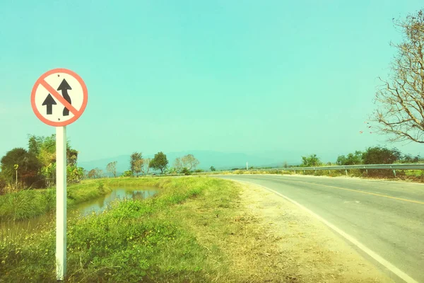 省内禁止超车的路标 — 图库照片