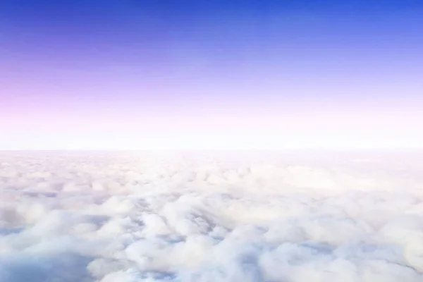 一天天地俯瞰云彩之上的天空 — 图库照片