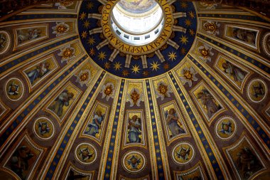 Kilisenin kubbesine bak.