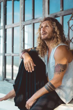 Yakışıklı orta yaş erkek uzun sarı saçlı ve dövmeler