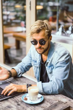 Yakışıklı delikanlı ile laptop açık Cafe