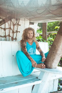 Yakışıklı orta yaş erkek uzun sarı saçlı ve dövmeler