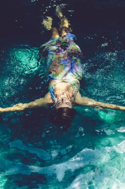 Yüzme havuz mavi su genç rahat kadın 