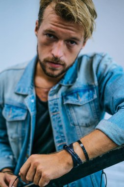 Yakışıklı delikanlı denim jeans giyim 