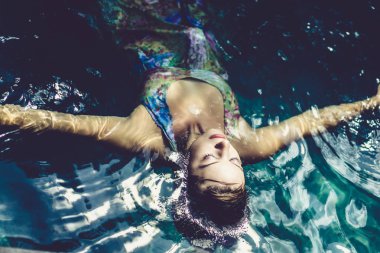 Yüzme havuz mavi su genç rahat kadın 