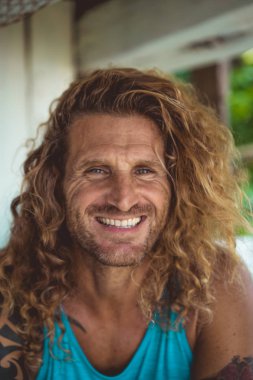 Yakışıklı orta yaş erkek uzun sarı saçlı ve dövmeler