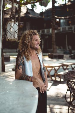 Yakışıklı orta yaş erkek uzun sarı saçlı ve dövmeler