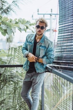 Yakışıklı delikanlı denim jeans giyim 