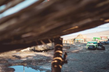 Çok sayıda renkli plastik tablo açık havada 