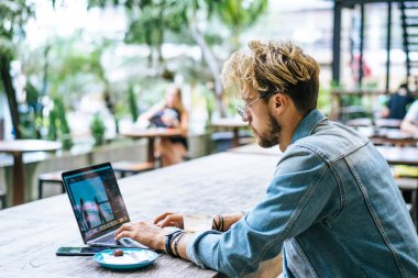 Yakışıklı delikanlı ile laptop açık Cafe