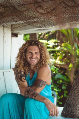 Yakışıklı orta yaş erkek uzun sarı saçlı ve dövmeler