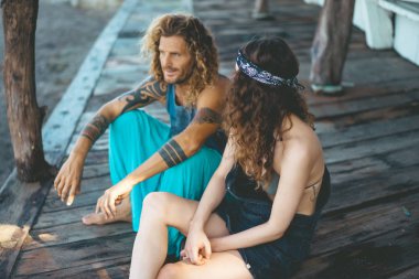 Erkek ve kadın tropikal resort iskelede rahatlatıcı