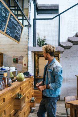 Yakışıklı delikanlı denim jeans giyim 