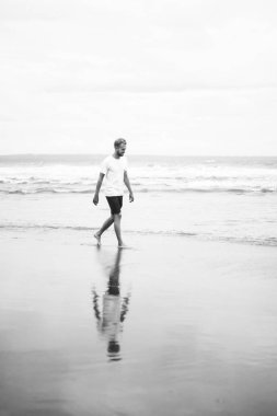 Deniz kıyısı vakit yakışıklı genç