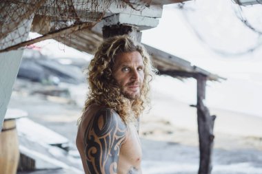 Yakışıklı orta yaş erkek uzun sarı saçlı ve dövmeler