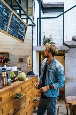 Yakışıklı delikanlı denim jeans giyim 