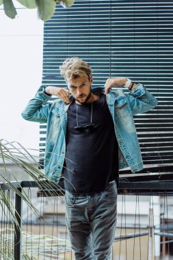 Yakışıklı delikanlı denim jeans giyim 