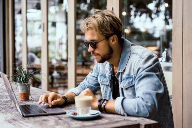 Yakışıklı delikanlı ile laptop açık Cafe