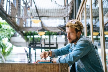 Yakışıklı delikanlı ile laptop açık Cafe