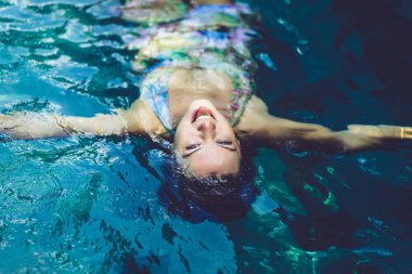 Yüzme havuz mavi su genç rahat kadın 