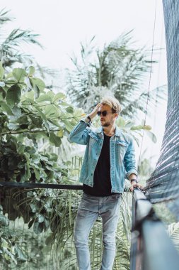 Yakışıklı delikanlı denim jeans giyim 