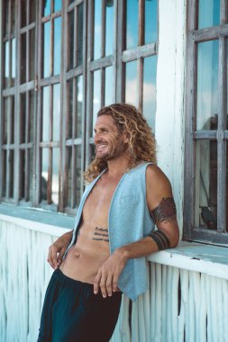 Yakışıklı orta yaş erkek uzun sarı saçlı ve dövmeler