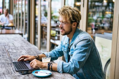 Yakışıklı delikanlı ile laptop açık Cafe