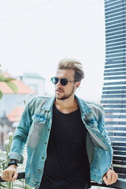 Yakışıklı delikanlı denim jeans giyim 