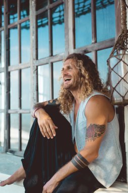 Yakışıklı orta yaş erkek uzun sarı saçlı ve dövmeler