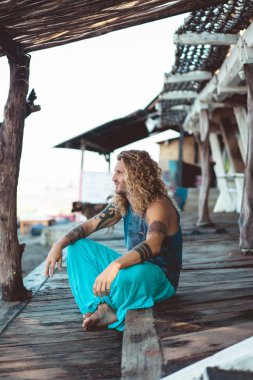 Yakışıklı orta yaş erkek uzun sarı saçlı ve dövmeler