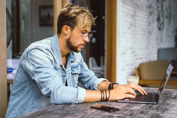 Przystojny Młody Człowiek Laptopa Kawiarni Świeżym Powietrzu — Zdjęcie stockowe