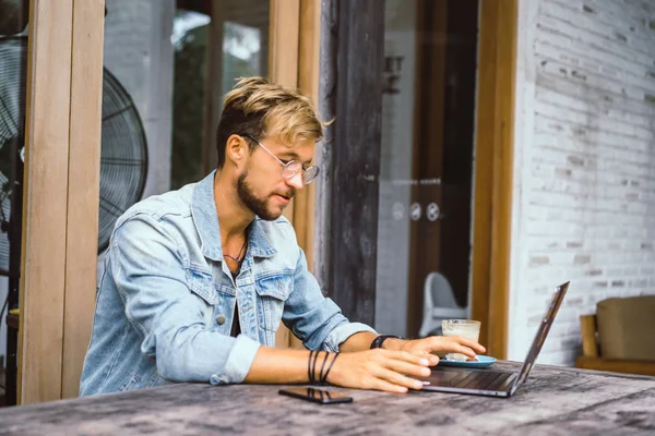 Bello Giovane Uomo Con Computer Portatile Caffè All Aperto — Foto Stock