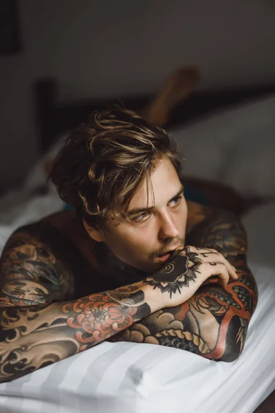 Bonito Jovem Tatuado Homem Relaxante Cama Branca — Fotografia de Stock