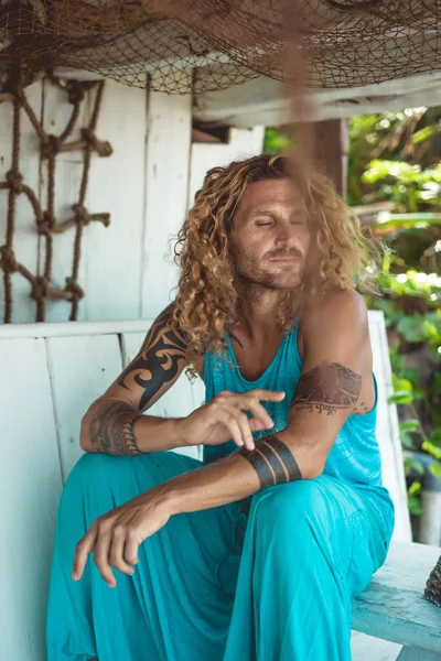 Hombre Guapo Mediana Edad Con Pelo Largo Rubio Tatuajes —  Fotos de Stock