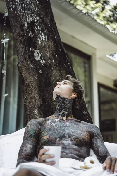 Mladý Pohledný Tetovaný Muž Snídaně Posteli Pod Širým Nebem Venku — Stock fotografie