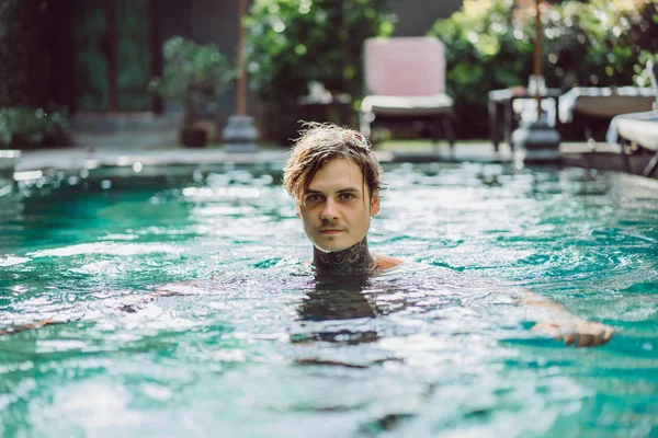 Junger Gutaussehender Mann Mit Tätowierungen Der Sich Freibad Ausruht Ein — Stockfoto