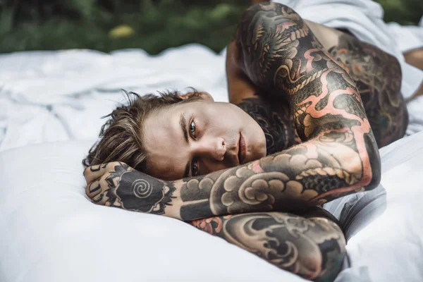 Bello Giovane Tatuato Uomo Rilassante Letto Bianco — Foto Stock