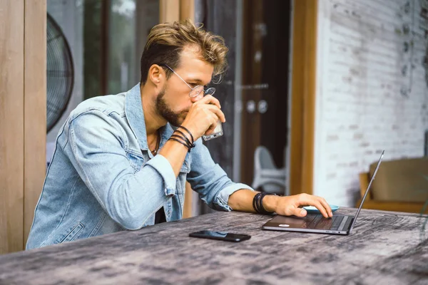 Jovem Bonito Com Laptop Café Livre — Fotografia de Stock