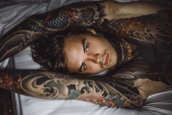 Bonito Jovem Tatuado Homem Relaxante Cama Branca — Fotografia de Stock