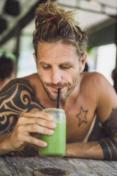 Hombre Beber Saludable Smoothie Verde — Foto de Stock