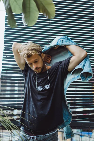 Yakışıklı delikanlı denim jeans giyim 