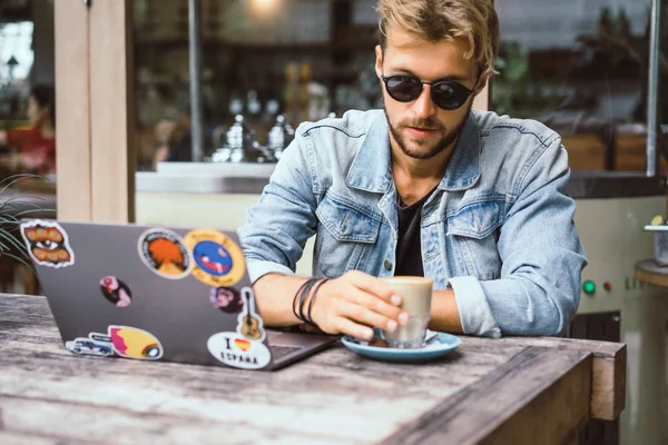 Bello Giovane Uomo Con Computer Portatile Caffè All Aperto — Foto Stock