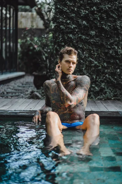 Joven Hombre Guapo Tatuajes Descansando Piscina Aire Libre Hombre Tatuado — Foto de Stock