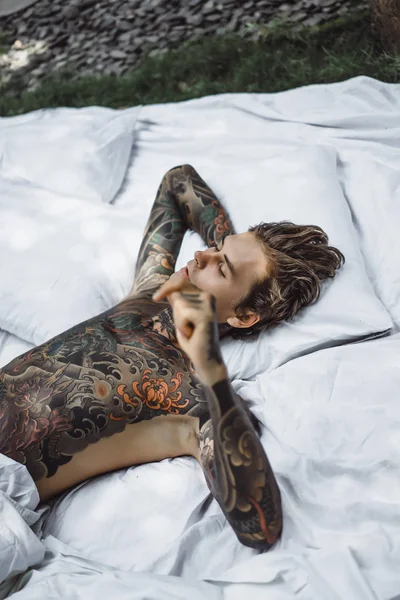 Frumos Tânăr Tatuat Relaxare Pat Alb — Fotografie, imagine de stoc