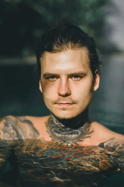 Jovem Homem Bonito Tatuagens Descansando Piscina Exterior Homem Tatuado Piscina — Fotografia de Stock