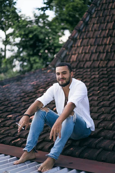 Joven Hombre Guapo Fumando Cigarrillo Techo — Foto de Stock