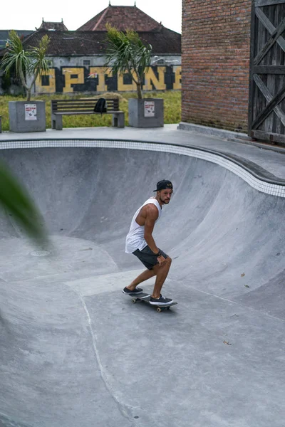 Jovem Elegante Uma Camiseta Branca Patins Boné Skate Parque Skate — Fotografia de Stock