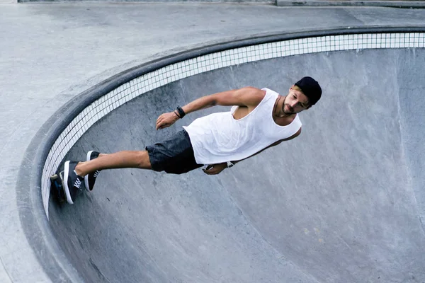 Elegantní Mladý Muž Bílé Tričko Čepici Brusle Skateboardu Skatepark Bruslení — Stock fotografie