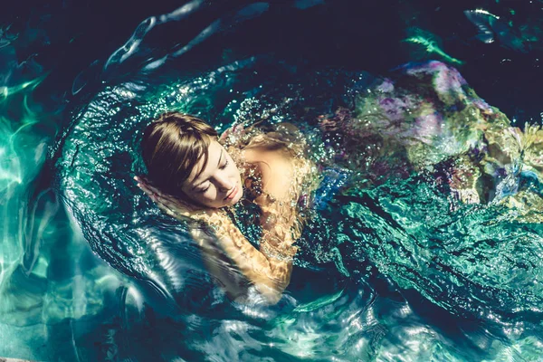 Giovane Donna Rilassata Acqua Blu Della Piscina — Foto Stock