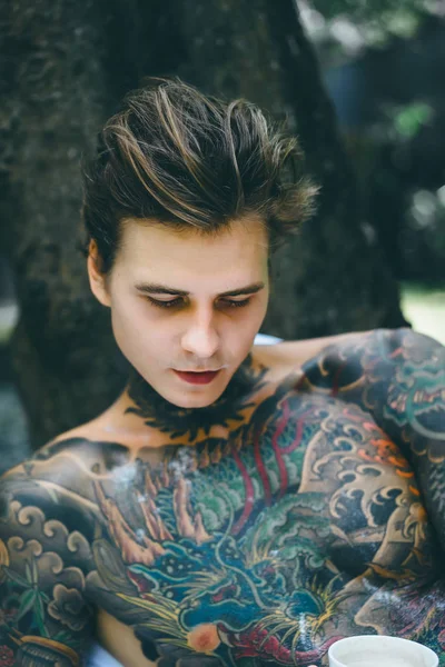 Mladý Pohledný Tetovaný Muž Snídaně Posteli Pod Širým Nebem Venku — Stock fotografie